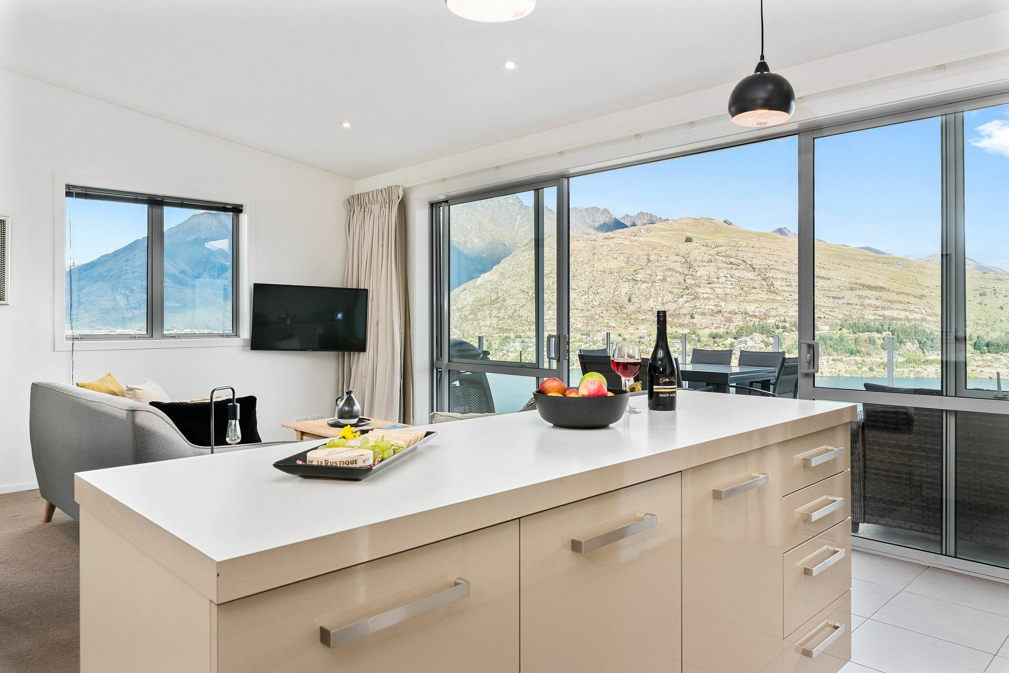 Contemporary Hilltop Abode Куийнстаун Екстериор снимка